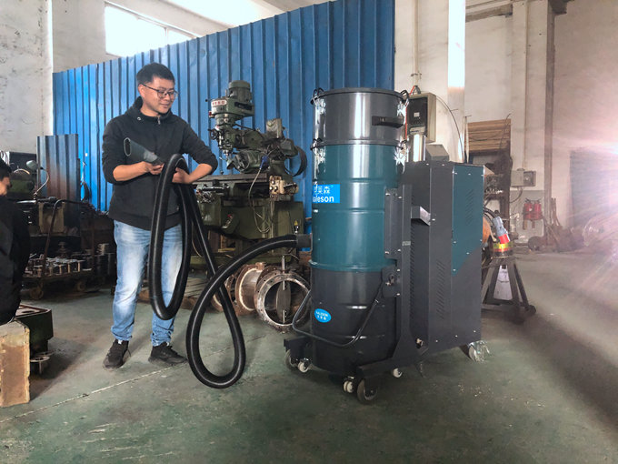 大功率工業(yè)吸塵器使用現(xiàn)場 大功率工業(yè)吸塵器使用現(xiàn)場